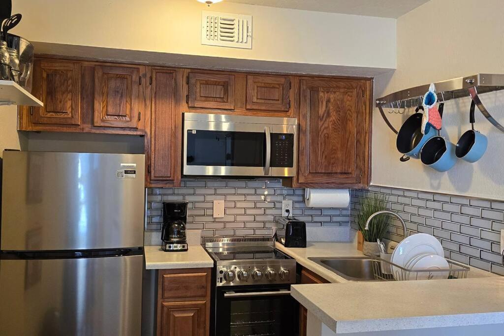 Apartment Cozy Updated Cove Of Heaven, 5mins To Hefner!